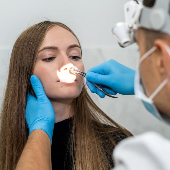 Exame do nariz com espéculo nasal no consultório