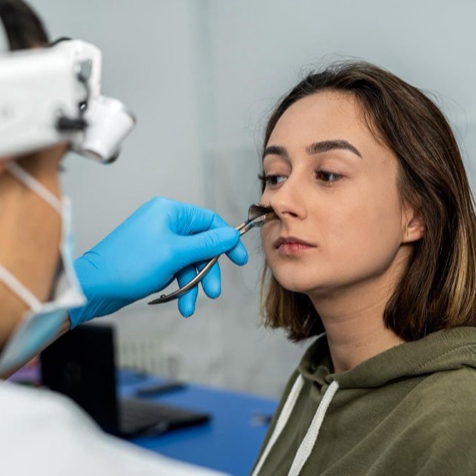 Exame otorrinolaringológico do nariz em consultório
